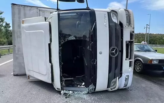 Çayırova'da devrilen kamyonun sürücüsü yaralandı