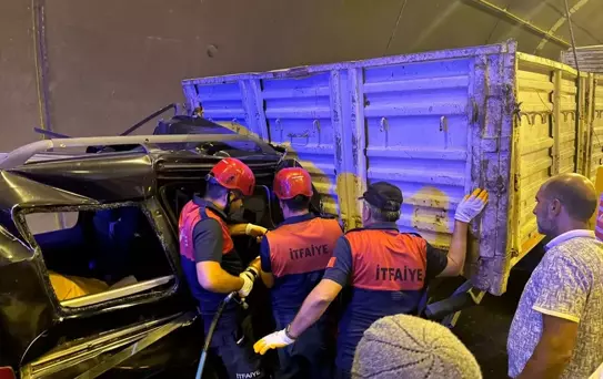 Osmaniye'de Tıra Çarpan Araçta 1 Ölü, 2 Yaralı