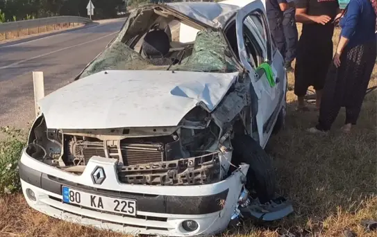 Adana Kozan'da 3 aracın karıştığı trafik kazasında 6 kişi yaralandı