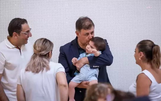 İzmir Büyükşehir Belediye Başkanı Cemil Tugay, Muharrem ayında Alevi yurttaşların aşure lokmasına ortak oldu