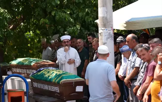 Menemen'de Tren Kazasında Hayatını Kaybeden 3 Kişi Toprağa Verildi
