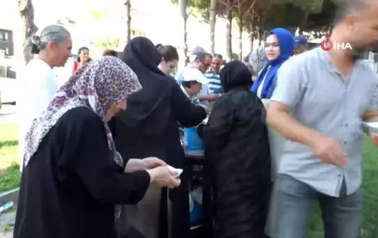 Kadın muhtar mahallesinde aşure hayrı düzenledi