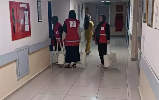Türk Kızılay Midyat Şubesi, yeni doğan bebeklere 'Sevgi Bohçası' hediye ediyor