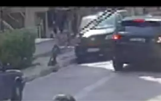 Elektrik Direği Park Halindeki Aracın Üzerine Devrildi