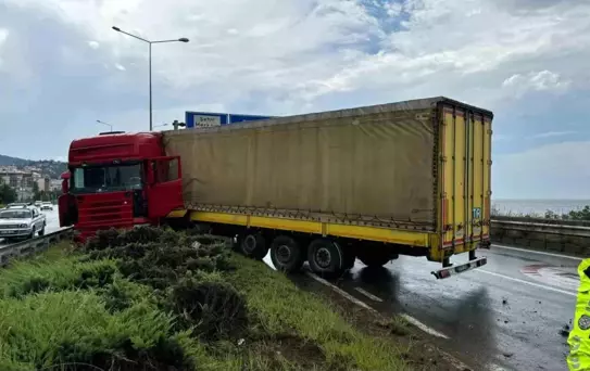 Rize Pazar'da Tır Ortaya Çıktı: Şoför Yaralandı