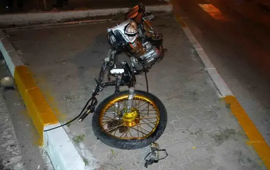 Edirne'de Motosiklet ve Otomobil Kavşakta Çarpıştı: Bir Sürücü Ağır Yaralandı