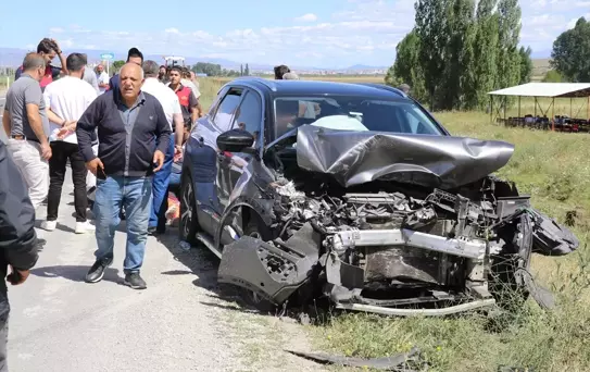Eleşkirt'te Taziye Dönüşü Kaza: 13 Yaralı