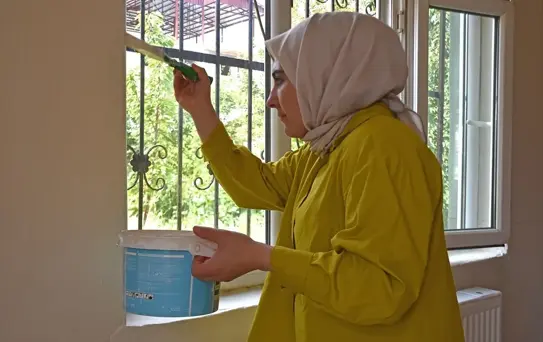Van'da sağlık sorunları yaşayan ailenin evi boyandı