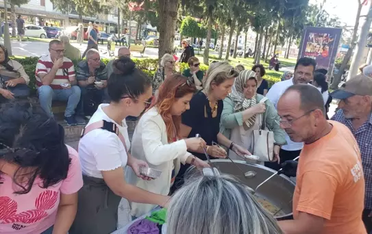 CHP Sakarya İl Kadın Kolları, Muharrem Ayı'nda Vatandaşlara Aşure Dağıttı