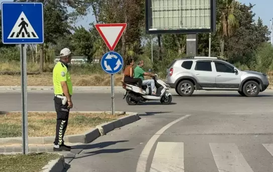 Adana'da trafik kurallarına uyan sürücülere kebap ikramı