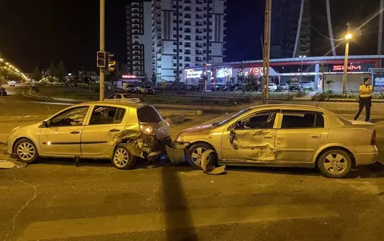 Diyarbakır'da 3 otomobilin karıştığı kazada 7 kişi yaralandı