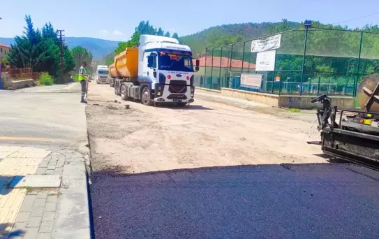 Nallıhan ilçesinde sıcak asfalt çalışmaları başladı