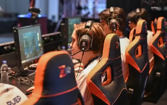 İzmir'de Papara Super Massive, League of Legends Şampiyonluk Ligi'nde şampiyon oldu