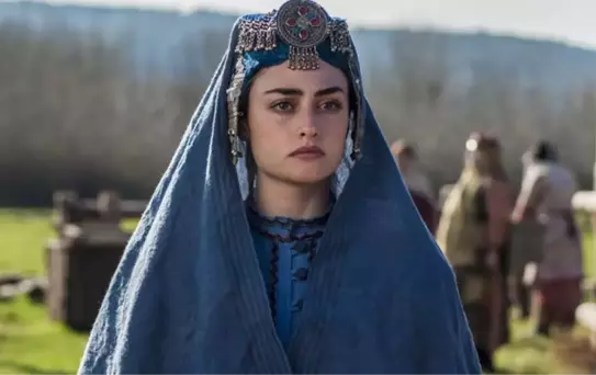 Esra Bilgiç'in yeni aşkı tanıdık çıktı! Yakalanınca neye uğradıklarını şaşırdılar