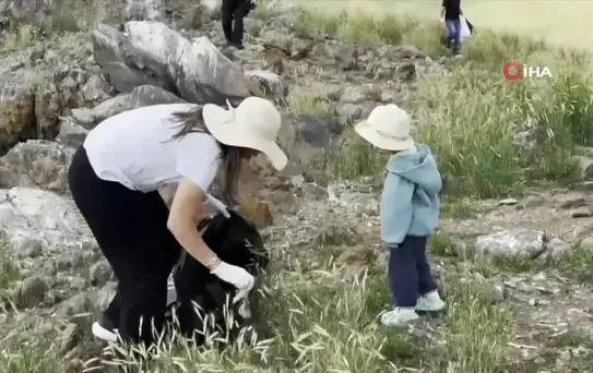 Taşlıçay Balık Gölü adasında kuşlar için temizlik seferberliği
