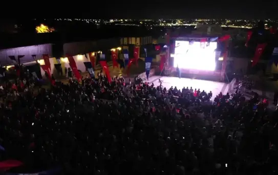 Üsküdar'da A Milli Kadın Voleybol Takımı'nın maç heyecanı dev ekranda yaşandı
