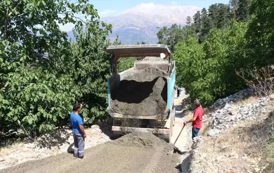Alanya Belediyesi, kanser hastası çiftin evinin yolunu düzenledi