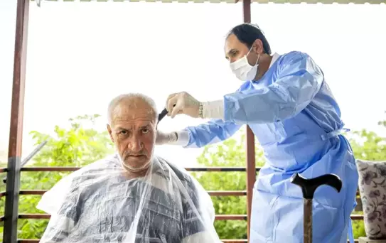 Mersin Büyükşehir Belediyesi, ihtiyaç sahibi vatandaşlara evde sağlık ve bakım hizmeti sunuyor