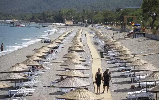 Emeklilere, halk plajlarındaki şezlong ve şemsiye ücretsiz