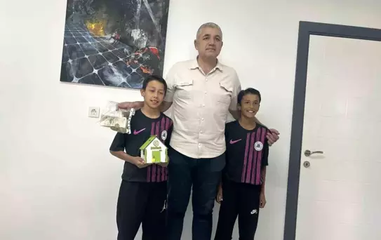İkiz Kardeşlerden Isparta 32 Spor'a Bağış
