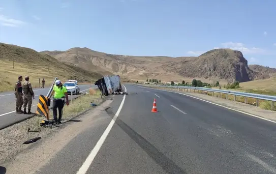 Erzurum'da canlı tavuk yüklü kamyonet devrildi, 2 kişi yaralandı