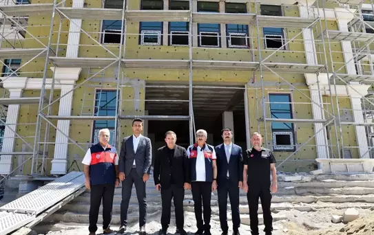 Kırşehir Valisi ve İçişleri Bakanlığı İller İdaresi Genel Müdürü, kentteki inşaatları inceledi