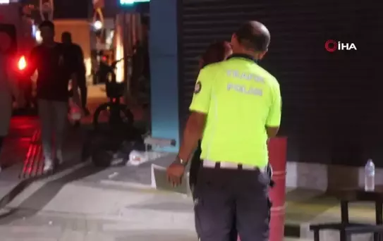 Motosiklet, kırmızı ışıkta yola atlayan yayaya çarptı: 3 yaralı