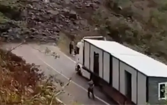 Ordu'da kontrolsüz patlatılan dinamit, ilçenin şehre bağlanan yolunu kapattı