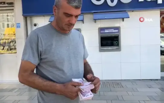 İnsanlık Ölmemiş: Tomar Tomar Para Buldu
