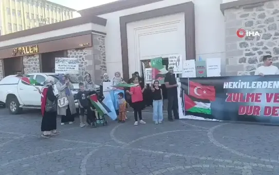 Sağlıkçıların Erzurum'daki sessiz yürüyüşü sürüyor
