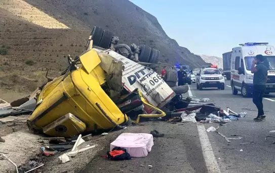 Erzincan-Sivas kara yolunda tır ve ticari taksi çarpışması sonucu 4 kişi hayatını kaybetti