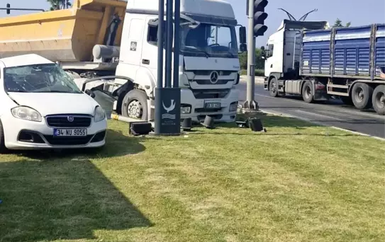 İzmir'de hafriyat kamyonu ile otomobil çarpıştı: 1 ölü