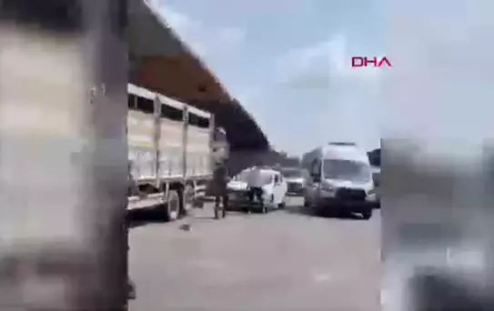 Adana'da minibüsle çarpışan motosiklet sürücüleri yaralandı