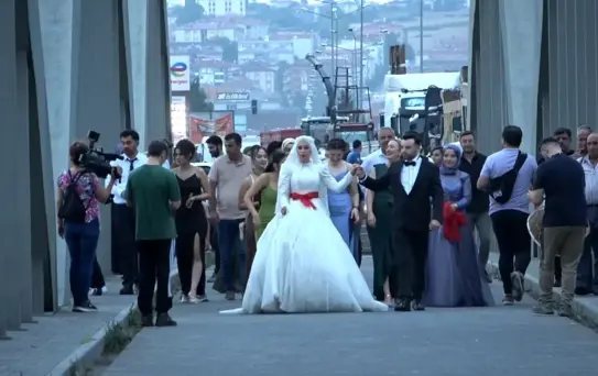Samsun'un Bafra ilçesinde gelin-damatlar köprüden geçerek dilek tuttu