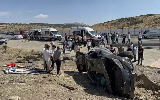 Elazığ'ın Karakoçan ilçesinde otomobilin devrilmesi sonucu 2'si ağır, 7 kişi yaralandı