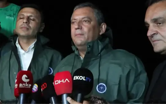 CHP Genel Başkanı Özgür Özel, Rumelifeneri'nde balıkçılarla buluştu