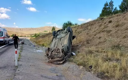 Sivas'ta Kontrolden Çıkan Araç Takla Attı: 4 Yaralı