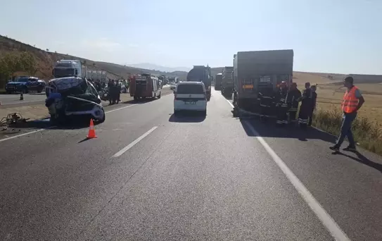 Ilgın'da Kamyonet Tıra Çarptı: Sürücü Hayatını Kaybetti