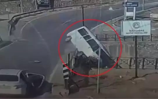 Servis minibüsü dereye uçtu! O anlar kamerada