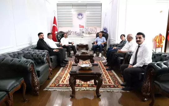 Battalgazi Belediye Başkanı Bayram Taşkın, Milliyet gazetesi yazarı Abbas Güçlü'yü makamında ağırladı