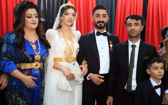 Hakkari'de Görkemli Düğün: Geline 5 Kilo Altın, Damada 5 Milyon 150 Bin Lira Takıldı
