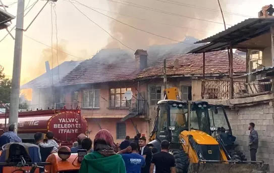 Isparta'da Yangın: İki Ev Küle Döndü