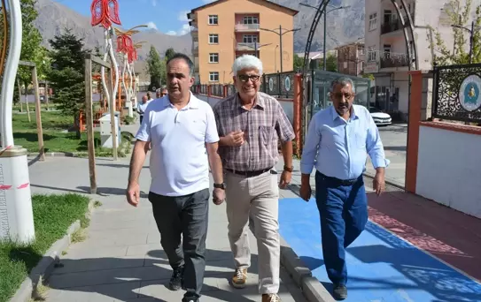 Emekli Öğretmen Hakkari'de Eski Öğrencileriyle Buluştu