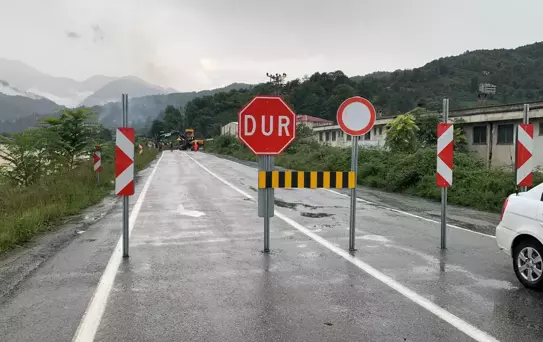 Artvin'de Yağmur Sonrası 32 Köy Yolu Açıldı