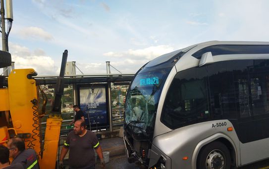 Metrobüs Kazasında 3 Yaralı, Trafik Yoğunlaştı