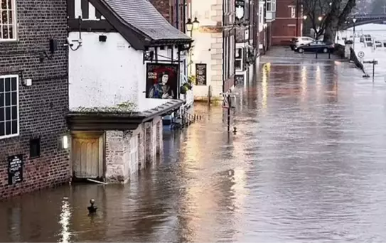 İngiltere'de şiddetli yağışlar hayatı felç etti: Okullar kapandı, maçlar ertelendi