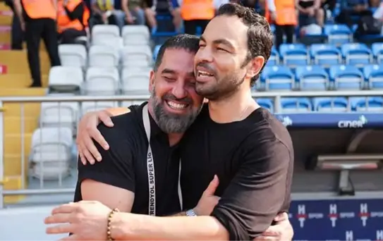 Arda Turan ve Selçuk İnan karşı karşıya! Buluştukları anda çalan şarkı futbolseverleri duygulandırdı