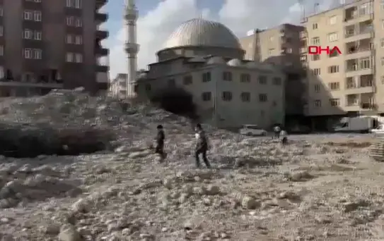 Yıkım Sırasında Bina Üzerine Devrildi