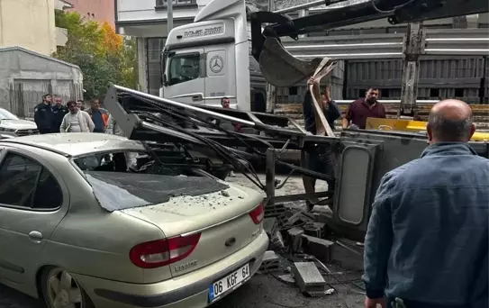 Forklift, otomobilin üzerine devrildi