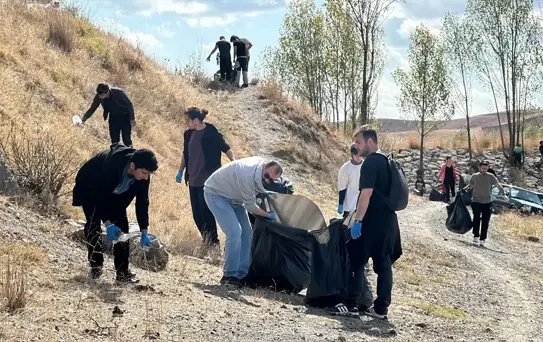 AYBÜ Öğrencilerinden Çevre Temizliği